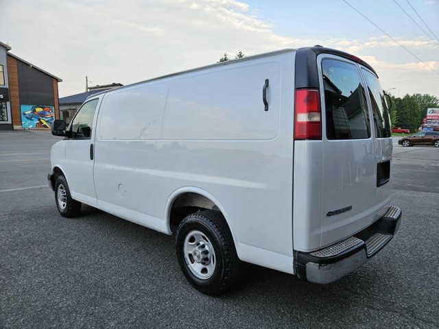 2009 Chevrolet Express Cargo Van 3500 dans Autos et camions  à Ville de Québec - Image 3