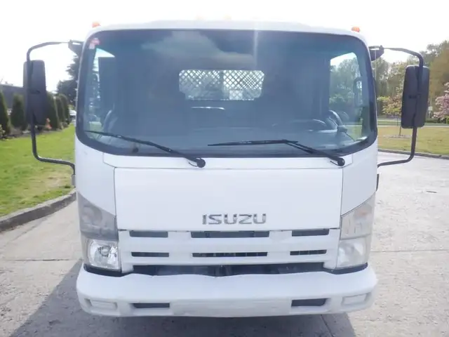 2015 isuzu NPR 12 Foot Flat Deck 3 Seater Diesel in Heavy Trucks in Richmond - Image 4