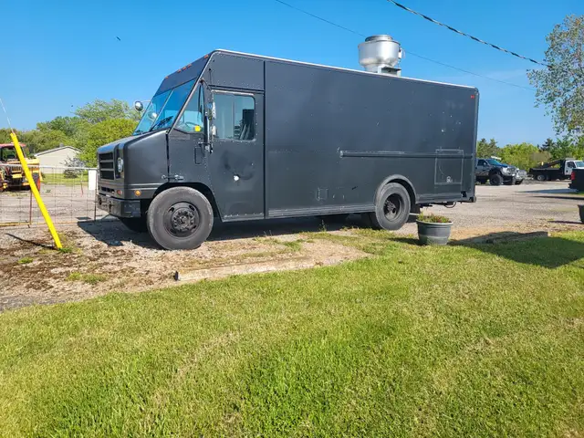 2004 IC Corp Utilimaster Food Truck in Heavy Trucks in St. Catharines - Image 4