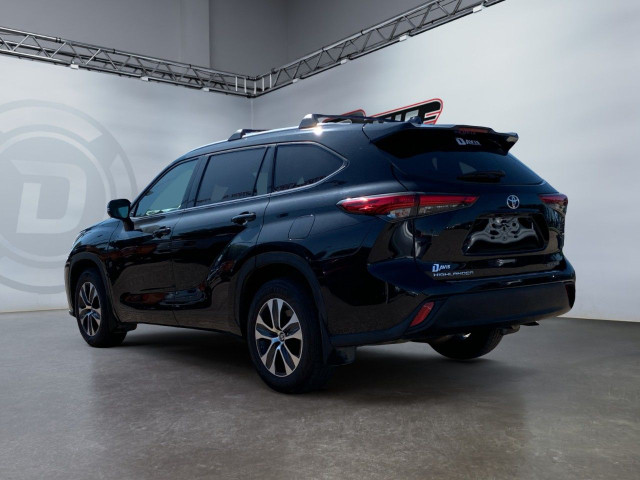 2022 Toyota Highlander in Cars & Trucks in Medicine Hat - Image 3