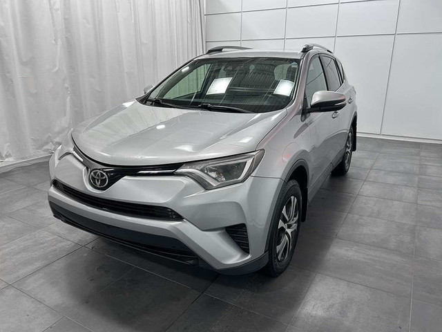 2017 Toyota RAV4 LE - SIEGES CHAUFFANTS - BLUETOOTH in Cars & Trucks in Québec City - Image 2