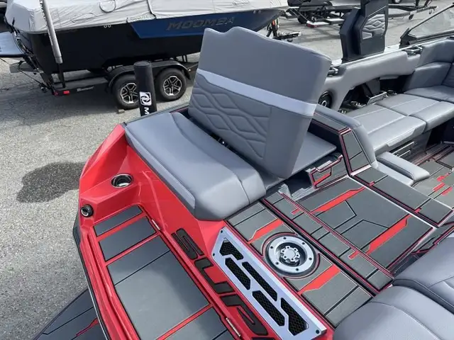 2025 Supra SV 450 in Powerboats & Motorboats in Saskatoon - Image 8