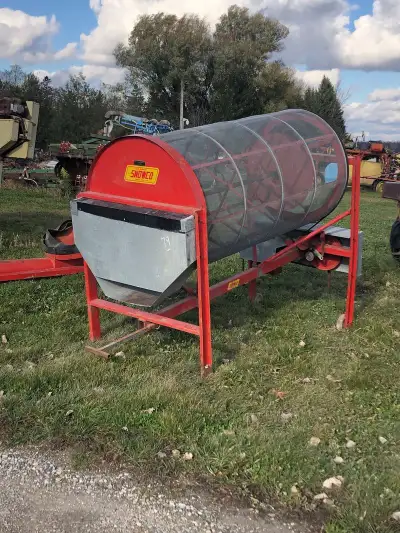 This great condition Snowco grain cleaner with a fill auger is for sale.