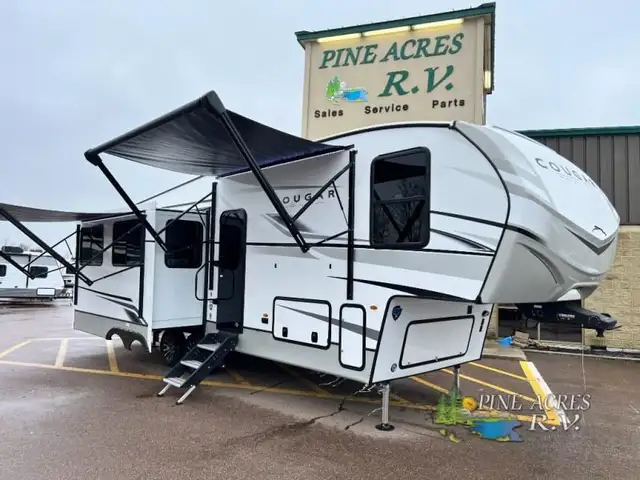 2024 Keystone RV Cougar Half-Ton 29RLISE 8740 Lbs Dry dans Caravanes classiques dans Moncton - Image 3