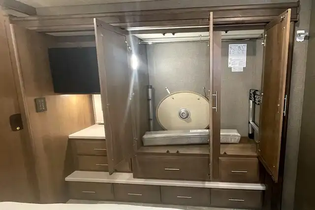 2022 Thor Miramar 35.2 – Pre-Owned Class A Motorhome.  in RVs & Motorhomes in Red Deer - Image 41