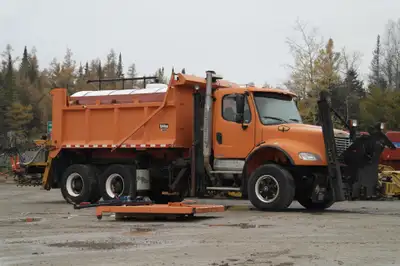 year:2006 , freightliner truck, viking chives dump box and liquid de-icer system , 18000 lb front ax...