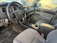 EXTENDED CAB / TWO KEYS / ALWAYS SERVICED AT TOYOTA! CLEAN CAR FAX / NO ACCIDENTS HELLO OTTAWAAAAA!... (image 7)