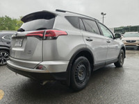 Le Toyota RAV4 LE 2016 est un VUS compact polyvalent, pratique et fiable. Avec un design moderne, un... (image 9)