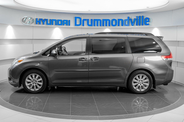 TOYOTA SIENNA XLE AWD 2014 + NAVI + TOIT + CUIR + CAMERA + A/C + in Cars & Trucks in Drummondville - Image 2