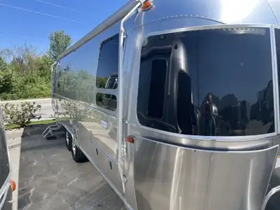 Call for the best price possible on this 2023 Airstream Flying Cloud. The 27FB Twin model with Sunli...