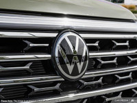 This Volkswagen Atlas boasts a Intercooled Turbo Regular Unleaded I-4 2.0 L/121 engine powering this... (image 8)