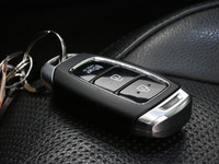 2020 Hyundai Santa Fe Preferred AWD with tons of features including leather, panoramic sunroof, heat... (image 4)