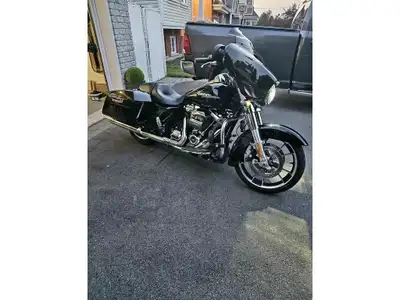 . 2020 Harley-Davidson FLHX HARLEY DAVIDSON FLHX 2020 17000KM C-1823 VALISE PARE-BRISE GPS RADIO Vér...