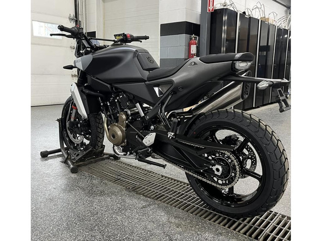 2025 Husqvarna SVARTPILEN 801 dans Motos sport  à Granby - Image 4