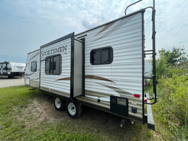 2015 KZ Sportsmen 241RKS Travel Trailer- Rear kitchen with slide in Travel Trailers & Campers in Stratford - Image 3