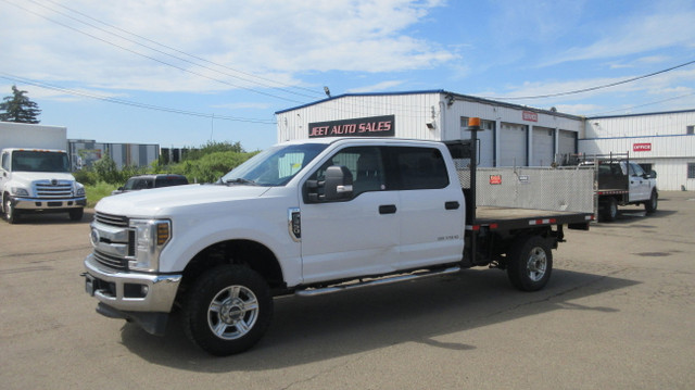 2017 Ford F-350 XLT CREW CAB FLAT DECK in Cars & Trucks in Edmonton - Image 2