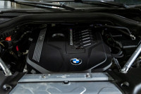 Francais: * Groupe Premium Essentiel * Freins M Sport rouges * Accès Confort * Éclairage d'ambiance... (image 9)