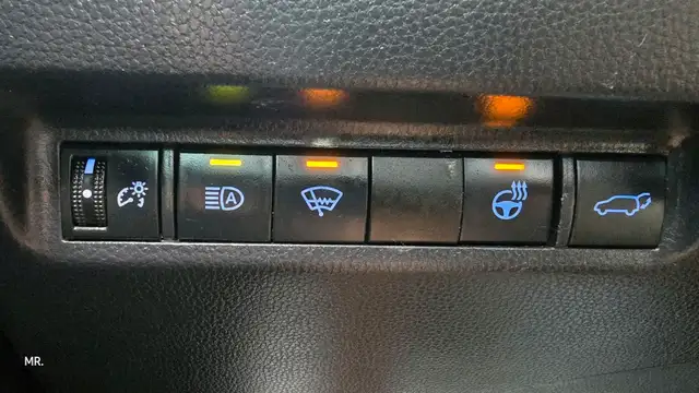 2019 Toyota RAV4 XLE Sunroof , Leather Heated Seats,Heated Steri in Cars & Trucks in City of Toronto - Image 25