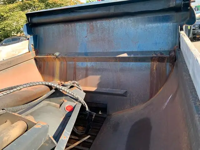 2007 international 7300 Dump Truck With Plow and Spreader Diesel in Heavy Trucks in Richmond - Image 17