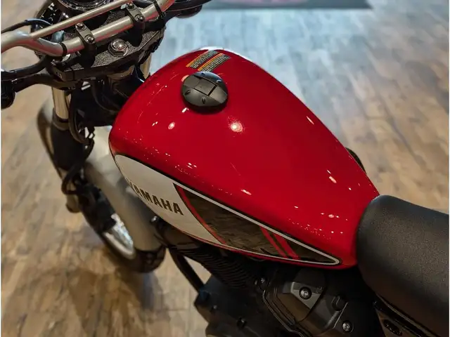 2017 Yamaha SCR950 // Charcoal Silver and Rapid Red in Dirt Bikes & Motocross in Winnipeg - Image 10