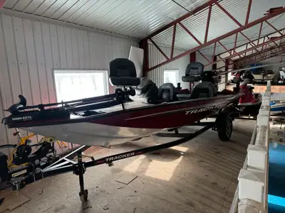 2022 TRACKER PRO-TEAM 175 equiped with a 75hp MERCURY 4-stroke, MINN KOTA MAXXUM, LOWRANCE HOOK fish...