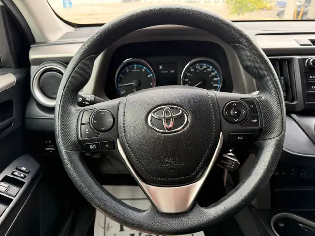 2017 Toyota RAV4 AWD 4dr LE| $0 DOWN | EVERYONE APPROVED! dans Autos et camions dans Calgary - Image 17