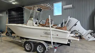 This boat is like new! He comes with the trailer guide, aluminium trailer, spare tire, aluminium T-t...