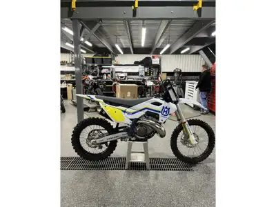 2023 Husqvarna TC 250 seulement 5.3 hrs comme neuf Les photos peuvent être à titre indicatif et sans...