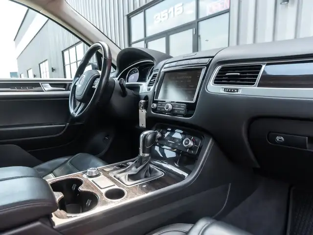 2015 Volkswagen Touareg Execline 3.6 - AWD | Pano Sunroof | 360  in Cars & Trucks in Saskatoon - Image 26