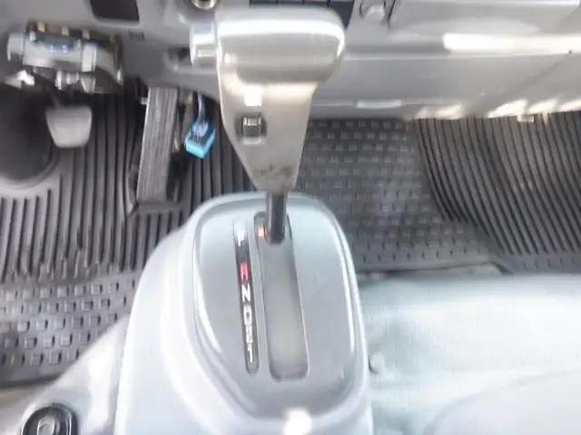 2015 isuzu NPR 12 Foot Flat Deck 3 Seater Diesel in Heavy Trucks in Richmond - Image 34