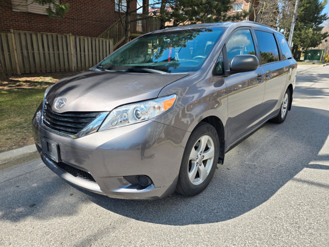 2015 Toyota Sienna 5dr 7-Pass FWD in Cars & Trucks in City of Toronto - Image 3