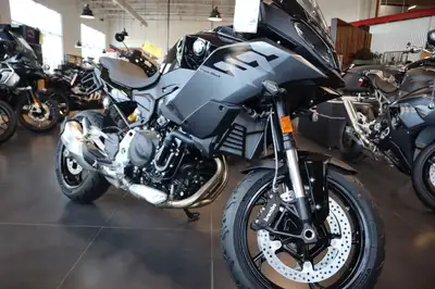 2025 BMW F 900 XR Triple Black Clocks up miles, chases bends The F 900 XR is our long-distance bend-...