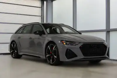 Traction intégrale Audi quattro avec V8 4.0T Audi Sport de 591 chevaux / Apple Carplay + Android Aut...