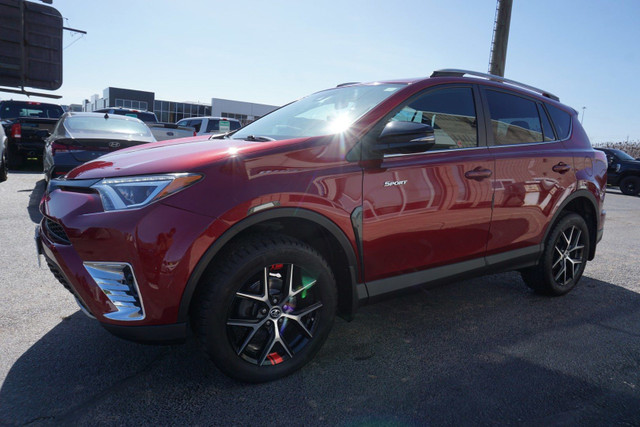 2018 Toyota RAV4 in Cars & Trucks in Oakville / Halton Region - Image 3