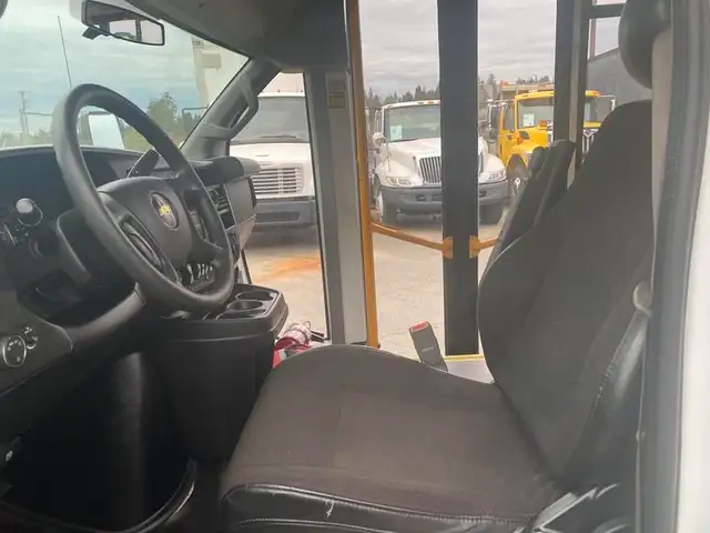 2017 chevrolet Express G4500 21 Passenger Bus With Wheelchair Ac in Heavy Trucks in Richmond - Image 14