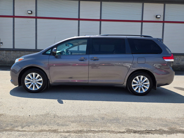 2014 Toyota Sienna LE / AWD 7 PASSAGERS in Cars & Trucks in West Island - Image 4