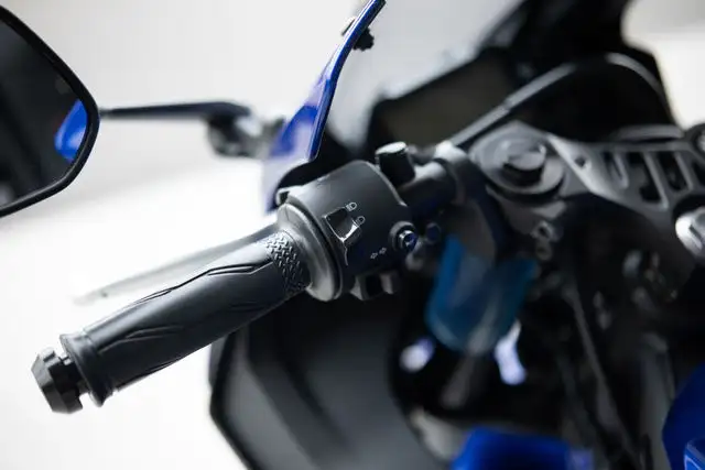 2024 Yamaha YZF R3 in Street, Cruisers & Choppers in Strathcona County - Image 12
