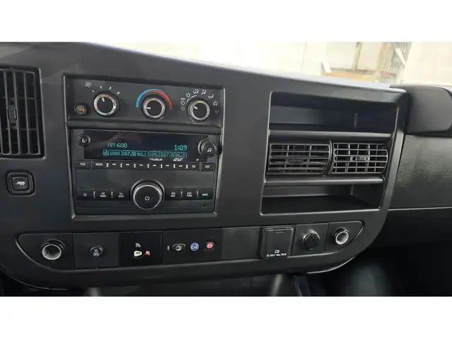 2019 GMC Savana Cargo Van G2500 - V6 Gas - BTooth/Cruise/Camera/ dans Autos et camions dans Ville de Toronto - Image 14
