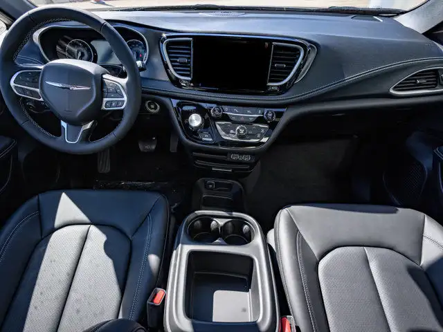 2025 Chrysler Pacifica Select in Cars & Trucks in Barrie - Image 27