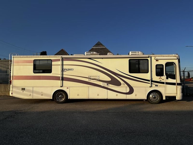 2001 Freightliner FLEETWOOD DISCOVERY Motorhome Class A in RVs & Motorhomes in St. Albert