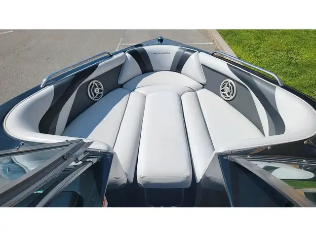 2010 Moomba LSV in Powerboats & Motorboats in Granby - Image 6