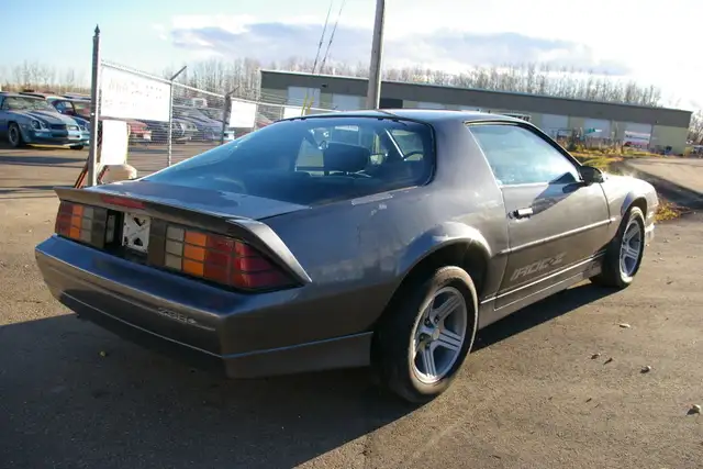 1988 Camaro IROC 350 Auto dans Autos et camions dans Ville d’Edmonton - Image 8