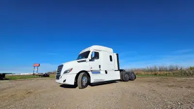 2025 Freightliner Mid Roof Cascadia · 22.5 All Aluminum wheels · Detroit DD16 560HP 1850 FT/LB · DT1...
