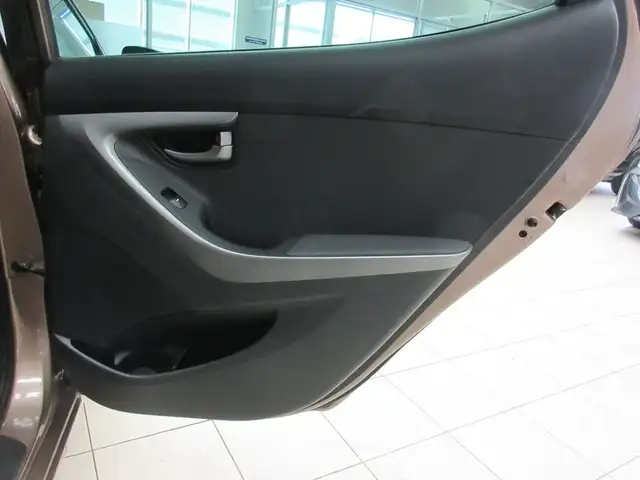 HYUNDAI ELANTRA 2015 SPORT AUTOMATIQUE **77 300 KM **1 PROPRIO** in Cars & Trucks in Lévis - Image 17