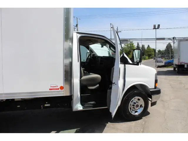 2025 GMC Savana CUBE 12 PIEDS ROUE SIMPLE 6.6 LITRES 117 KM in Cars & Trucks in Laval / North Shore - Image 20