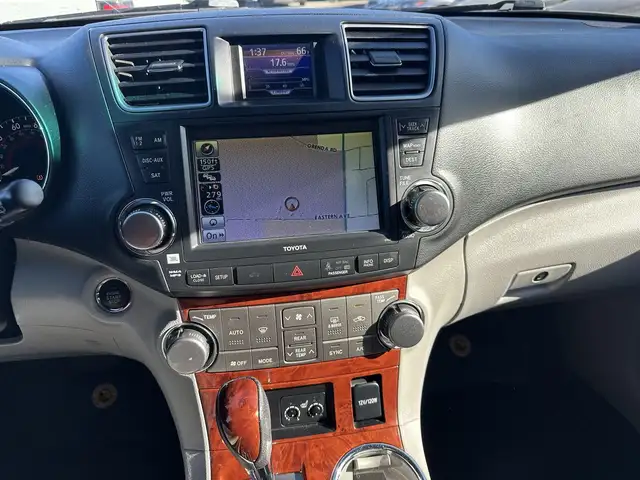 2012 Toyota Highlander Limited in Cars & Trucks in Mississauga / Peel Region - Image 48