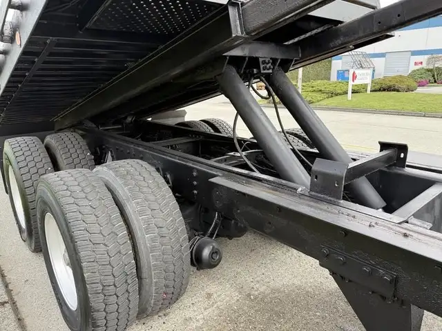 2000 international 4900 25 Foot Roll-Off Flat Deck Tow Truck Man in Heavy Trucks in Richmond - Image 15