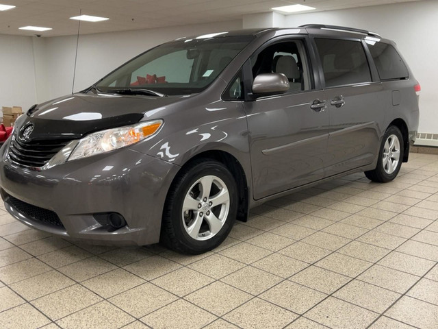 2013 Toyota Sienna LE 8 Passenger in Cars & Trucks in Calgary - Image 2