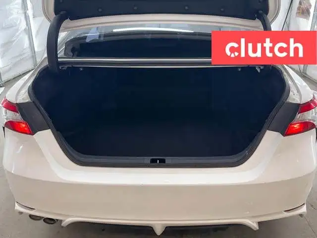 2020 Toyota Camry Hybrid SE w/ Apple CarPlay, Heated Front Seats dans Autos et camions dans Ottawa - Image 46
