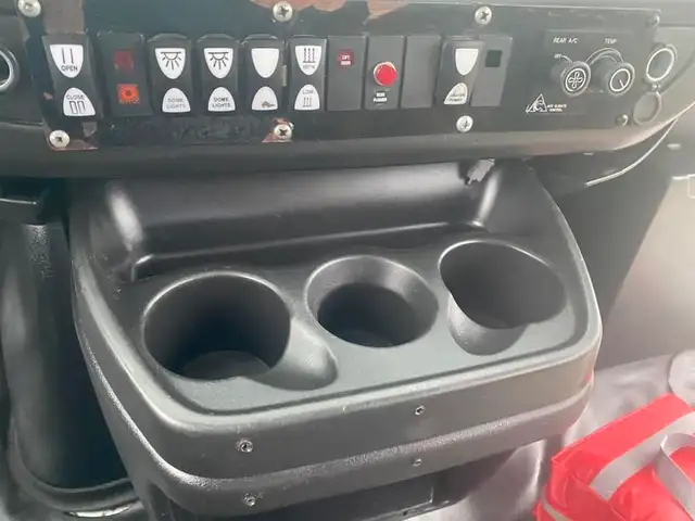 2017 chevrolet Express G4500 21 Passenger Bus With Wheelchair Ac in Heavy Trucks in Richmond - Image 20